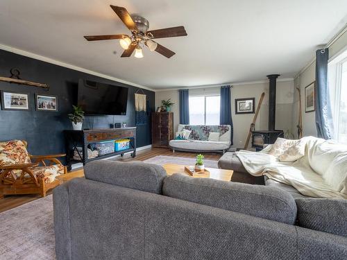 6808 Ashcroft Road, Kamloops, BC - Indoor Photo Showing Living Room