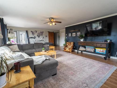 6808 Ashcroft Road, Kamloops, BC - Indoor Photo Showing Living Room