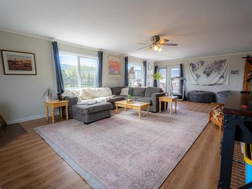 6808 Ashcroft Road, Kamloops, BC - Indoor Photo Showing Living Room