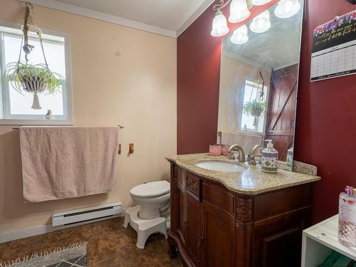 6808 Ashcroft Road, Kamloops, BC - Indoor Photo Showing Bathroom