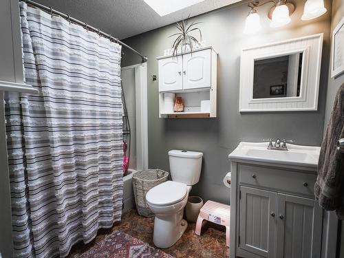 6808 Ashcroft Road, Kamloops, BC - Indoor Photo Showing Bathroom