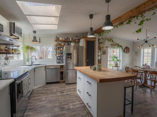 6808 Ashcroft Road, Kamloops, BC - Indoor Photo Showing Kitchen