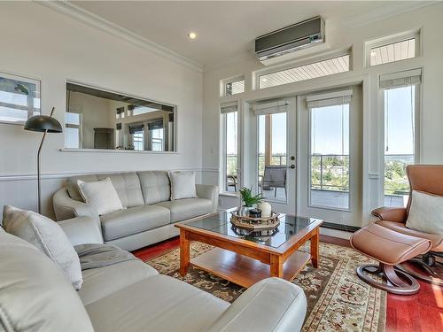 504-10 Chapel St, Nanaimo, BC - Indoor Photo Showing Living Room