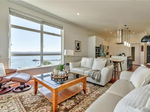 504-10 Chapel St, Nanaimo, BC - Indoor Photo Showing Living Room