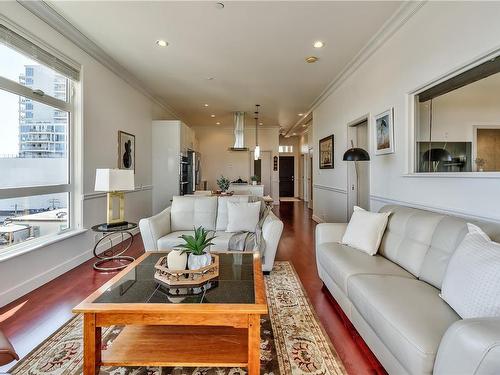 504-10 Chapel St, Nanaimo, BC - Indoor Photo Showing Living Room