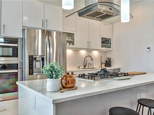 504-10 Chapel St, Nanaimo, BC - Indoor Photo Showing Kitchen With Stainless Steel Kitchen With Upgraded Kitchen