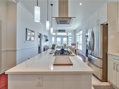 504-10 Chapel St, Nanaimo, BC - Indoor Photo Showing Kitchen With Upgraded Kitchen