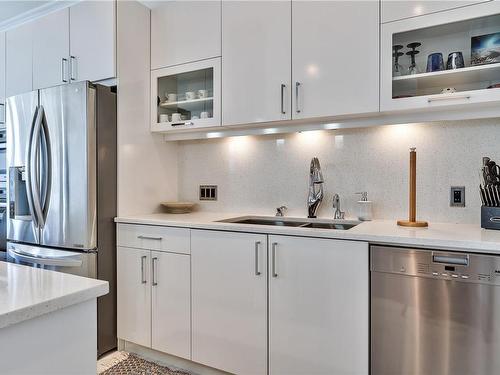 504-10 Chapel St, Nanaimo, BC - Indoor Photo Showing Kitchen With Stainless Steel Kitchen With Double Sink With Upgraded Kitchen