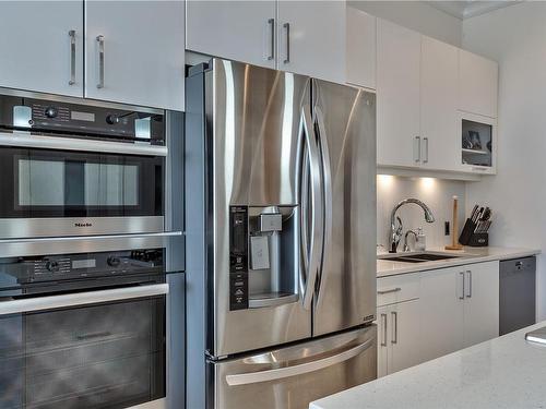 504-10 Chapel St, Nanaimo, BC - Indoor Photo Showing Kitchen With Stainless Steel Kitchen With Double Sink