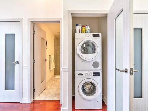 504-10 Chapel St, Nanaimo, BC - Indoor Photo Showing Laundry Room