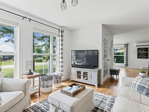 Salon - 220 Rue De La Vallée-Du-Golf, Sainte-Adèle, QC - Indoor Photo Showing Living Room