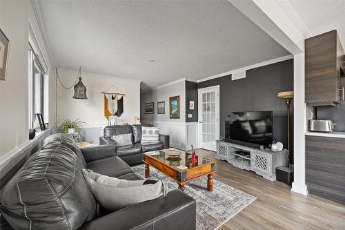 1996 Tomat Avenue, Kelowna, BC - Indoor Photo Showing Living Room