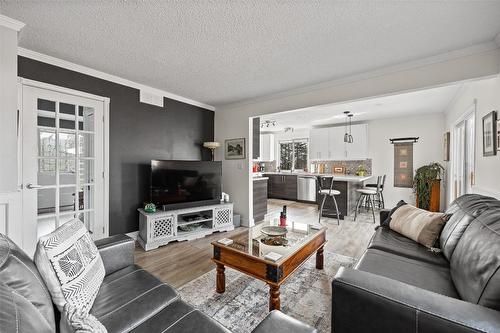 1996 Tomat Avenue, Kelowna, BC - Indoor Photo Showing Living Room