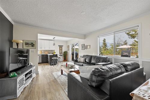 1996 Tomat Avenue, Kelowna, BC - Indoor Photo Showing Living Room