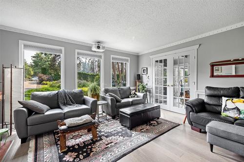 1996 Tomat Avenue, Kelowna, BC - Indoor Photo Showing Living Room