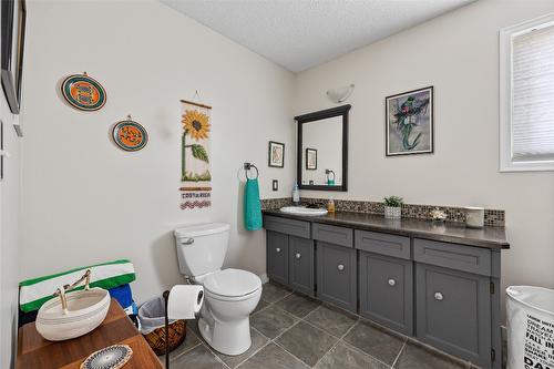 1996 Tomat Avenue, Kelowna, BC - Indoor Photo Showing Bathroom