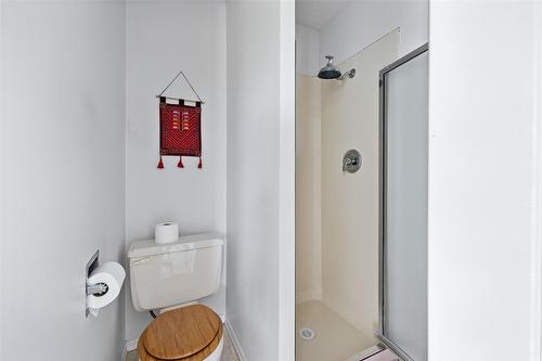 1996 Tomat Avenue, Kelowna, BC - Indoor Photo Showing Bathroom