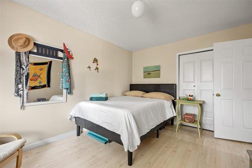 1996 Tomat Avenue, Kelowna, BC - Indoor Photo Showing Bedroom