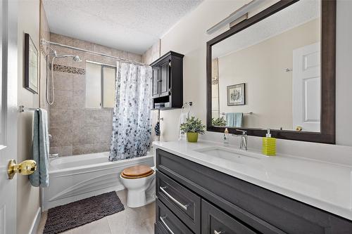 1996 Tomat Avenue, Kelowna, BC - Indoor Photo Showing Bathroom