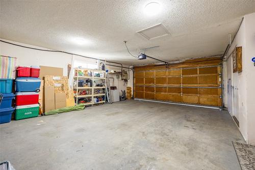 1996 Tomat Avenue, Kelowna, BC - Indoor Photo Showing Garage