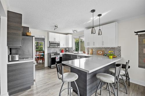 1996 Tomat Avenue, Kelowna, BC - Indoor Photo Showing Kitchen With Upgraded Kitchen