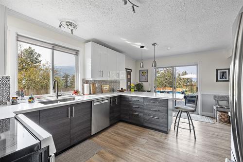 1996 Tomat Avenue, Kelowna, BC - Indoor Photo Showing Kitchen With Double Sink