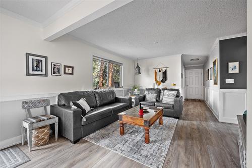 1996 Tomat Avenue, Kelowna, BC - Indoor Photo Showing Living Room