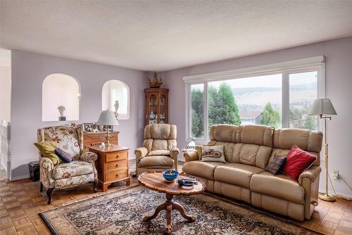 9210 Mountview Road, Lake Country, BC - Indoor Photo Showing Living Room