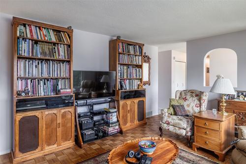 9210 Mountview Road, Lake Country, BC - Indoor Photo Showing Living Room