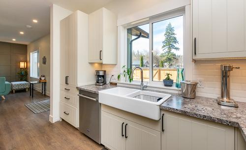 7050 53 Street, Salmon Arm, BC - Indoor Photo Showing Kitchen With Double Sink