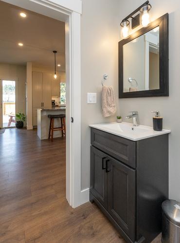 7050 53 Street, Salmon Arm, BC - Indoor Photo Showing Bathroom