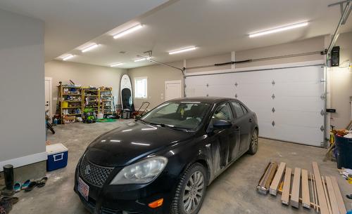 7050 53 Street, Salmon Arm, BC - Indoor Photo Showing Garage