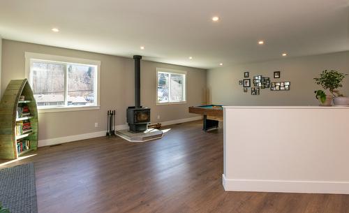 7050 53 Street, Salmon Arm, BC - Indoor With Fireplace