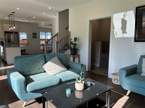 7050 53 Street, Salmon Arm, BC - Indoor Photo Showing Living Room