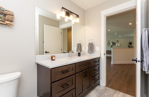 7050 53 Street, Salmon Arm, BC - Indoor Photo Showing Bathroom