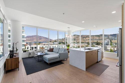 708-1191 Sunset Drive, Kelowna, BC - Indoor Photo Showing Living Room