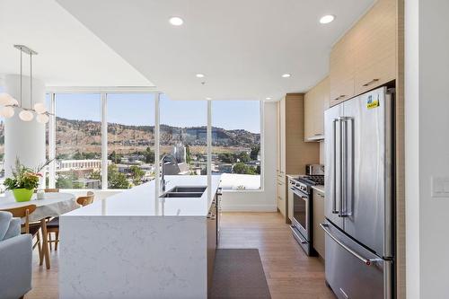 708-1191 Sunset Drive, Kelowna, BC - Indoor Photo Showing Kitchen With Double Sink With Upgraded Kitchen