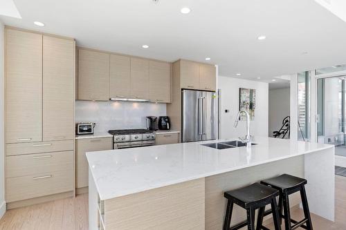 708-1191 Sunset Drive, Kelowna, BC - Indoor Photo Showing Kitchen With Double Sink With Upgraded Kitchen