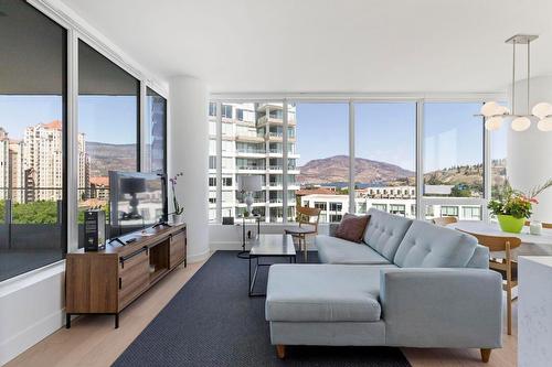 708-1191 Sunset Drive, Kelowna, BC - Indoor Photo Showing Living Room