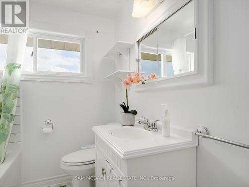 22 De Marco Boulevard, Toronto (Rustic), ON - Indoor Photo Showing Bathroom