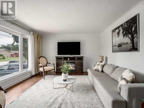 22 De Marco Boulevard, Toronto (Rustic), ON - Indoor Photo Showing Living Room