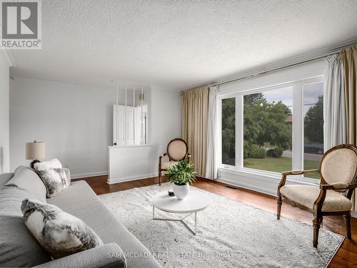 22 De Marco Boulevard, Toronto (Rustic), ON - Indoor Photo Showing Living Room