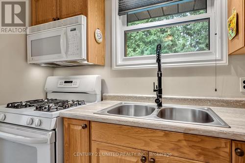 147 Greenhill Drive, Peterborough (Monaghan), ON - Indoor Photo Showing Kitchen With Double Sink