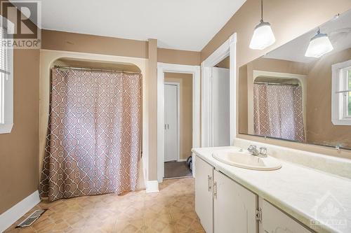 1860 Grey'S Creek Road, Greely, ON - Indoor Photo Showing Bathroom