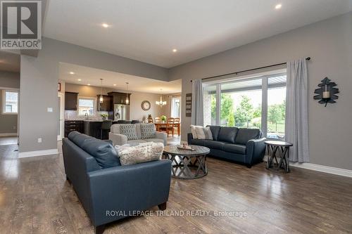 5260 Marion Street, Thames Centre (Dorchester), ON - Indoor Photo Showing Living Room