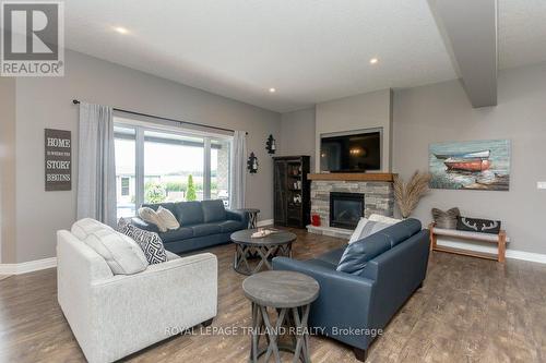 5260 Marion Street, Thames Centre (Dorchester), ON - Indoor Photo Showing Living Room With Fireplace