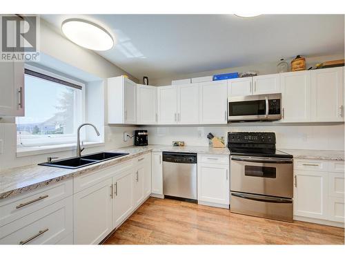 6400 Spencer Road Unit# 34, Kelowna, BC - Indoor Photo Showing Kitchen With Double Sink