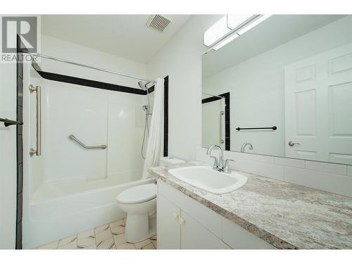 6400 Spencer Road Unit# 34, Kelowna, BC - Indoor Photo Showing Bathroom