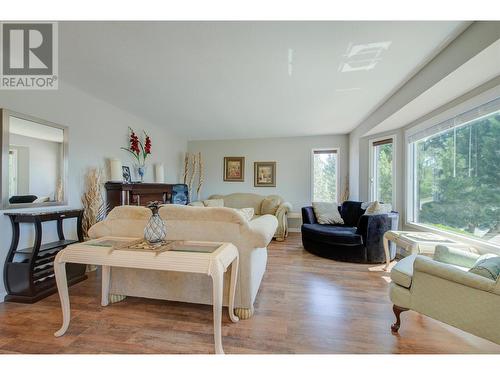 6400 Spencer Road Unit# 34, Kelowna, BC - Indoor Photo Showing Living Room