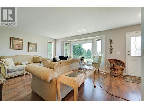 6400 Spencer Road Unit# 34, Kelowna, BC - Indoor Photo Showing Living Room